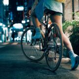 ロードバイクと夜の街