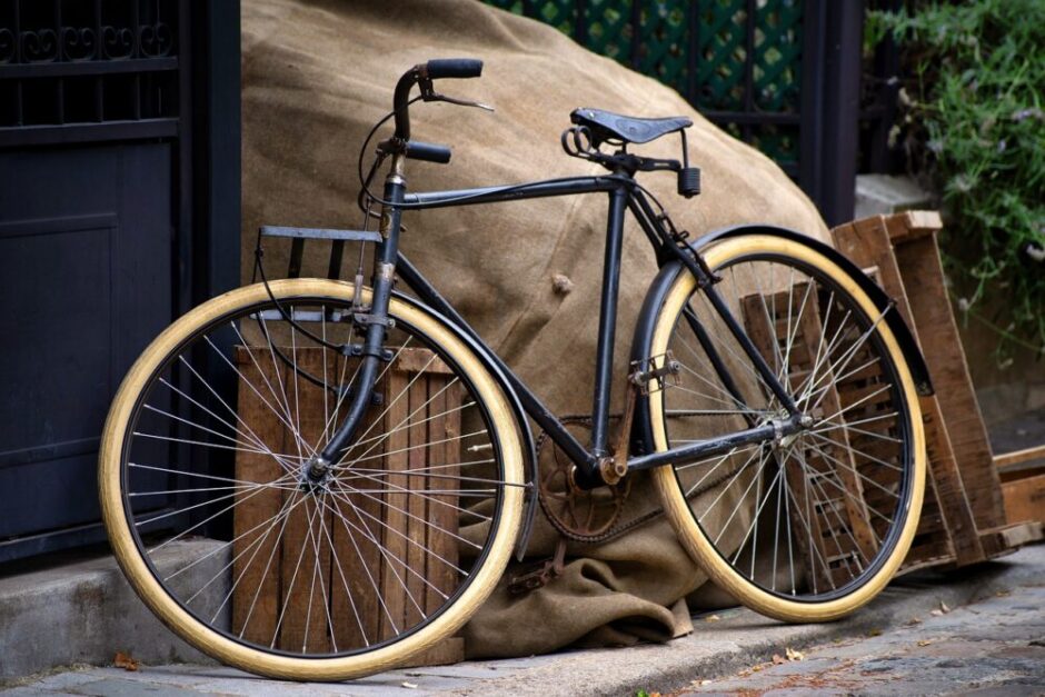 道端に立てかけられた自転車