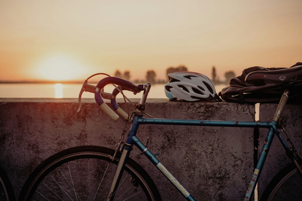 夕焼けとロードバイクとヘルメット