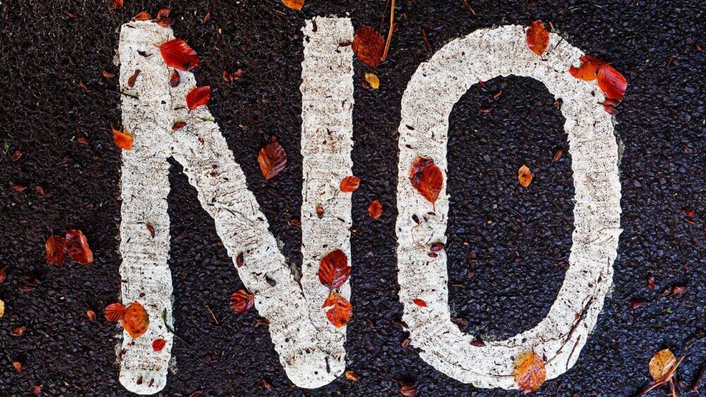 道路に書かれた「NO」の文字