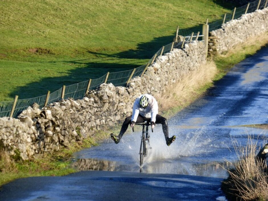 水たまりに突っ込む自転車