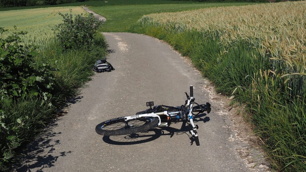 草原で転倒した自転車