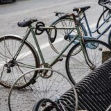 雨に打たれている駐輪場の自転車