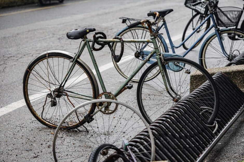 雨に打たれている駐輪場の自転車