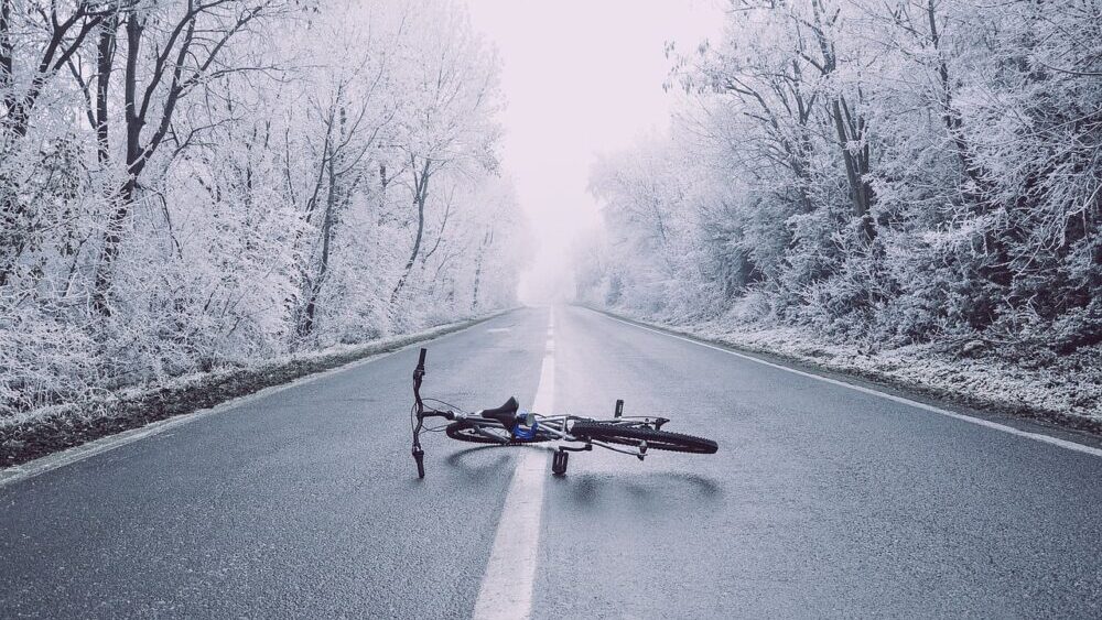 雪道に倒れた自転車