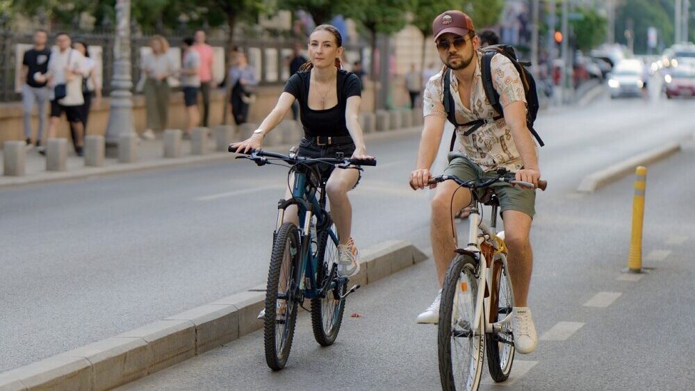 カジュアルな服装でサイクリングを楽しむ夫婦