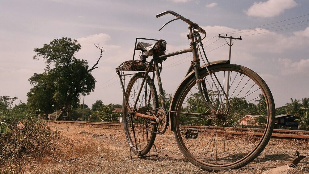 さびれた古い自転車