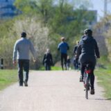 公園を走る自転車