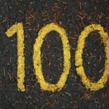 地面に書かれた「100」の黄色い文字