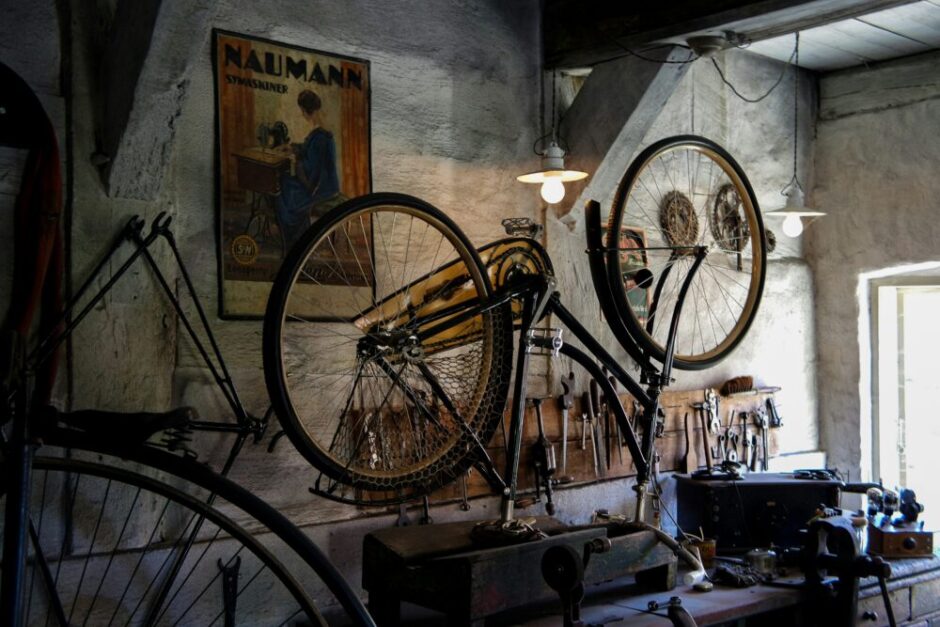 メンテナンス用に逆さに立てられた自転車