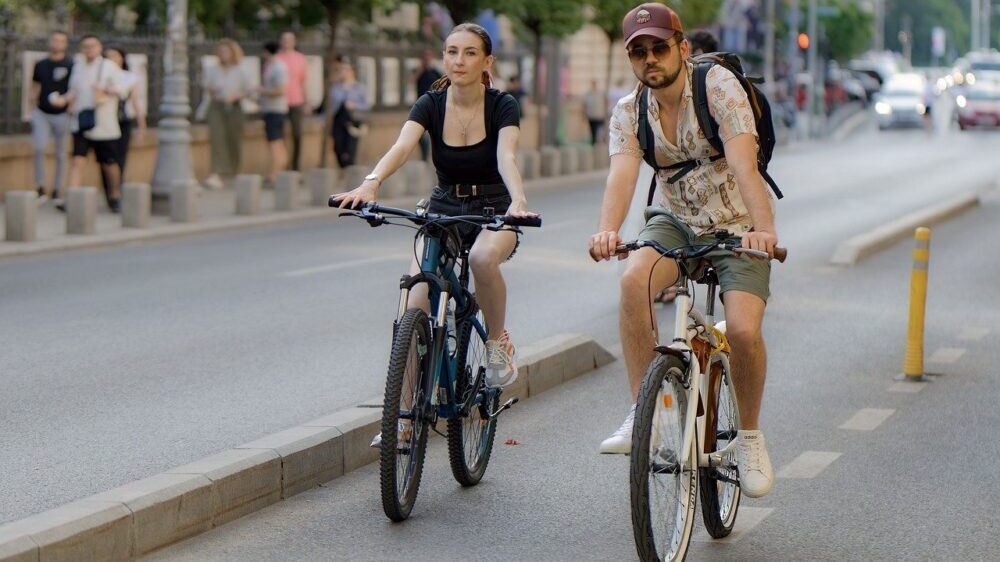 自転車に乗る外国人の夫婦